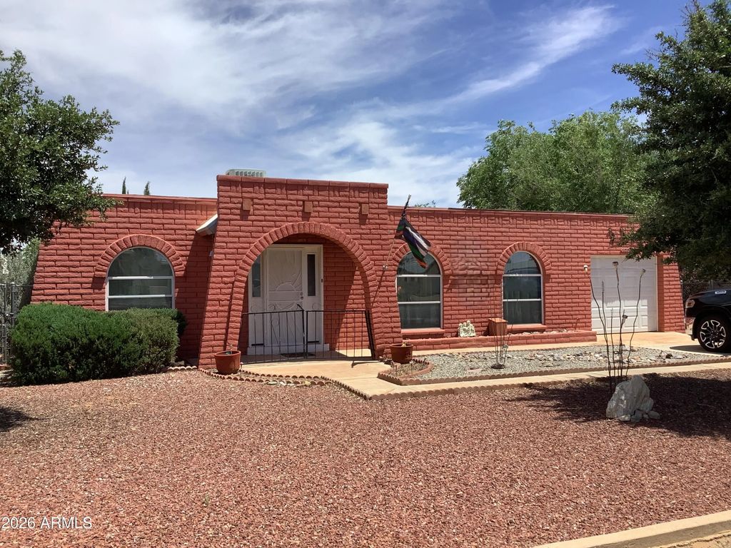 1209 E Justin Street, Pearce