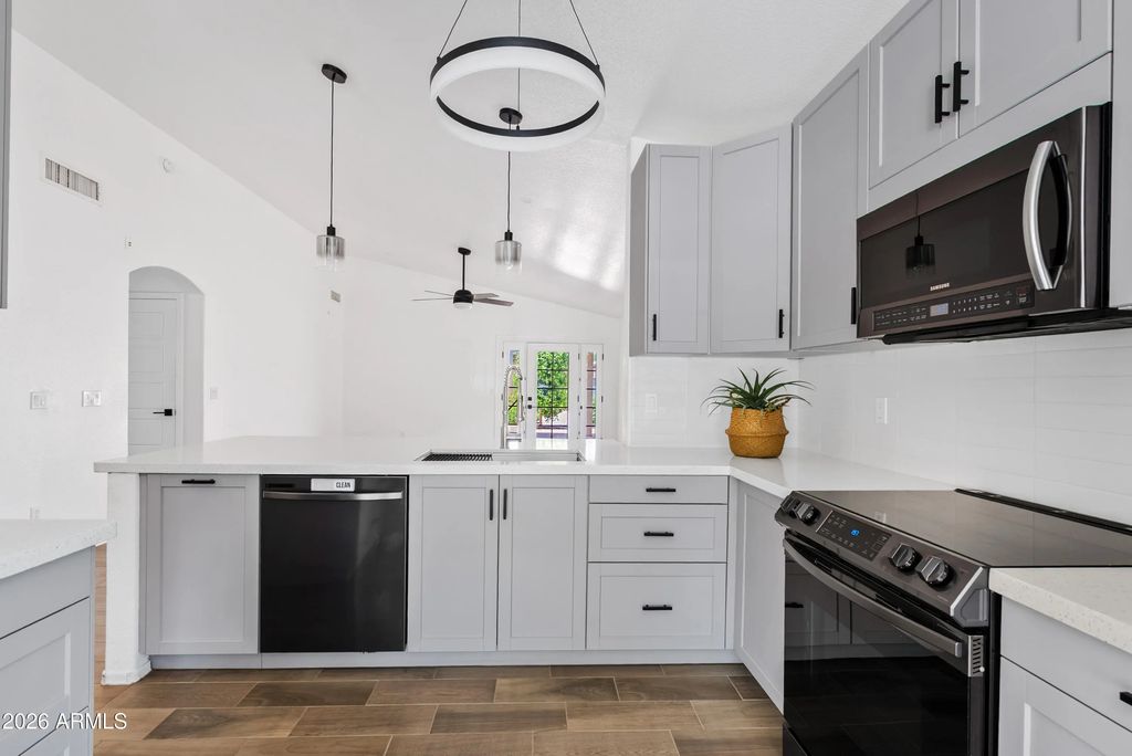 6536 W Desert Hollow Drive, Phoenix