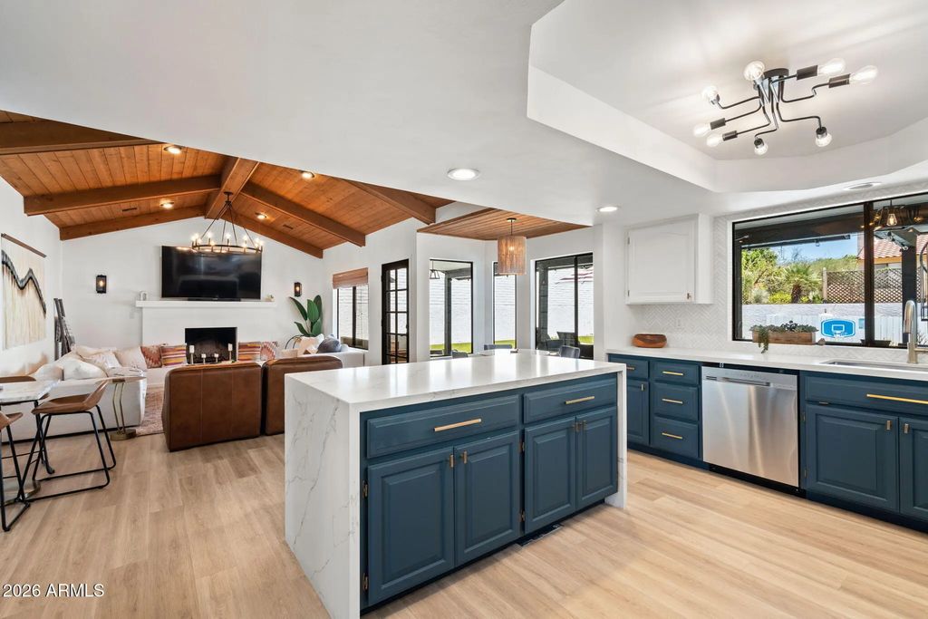1015 E Country Gables Drive, Phoenix