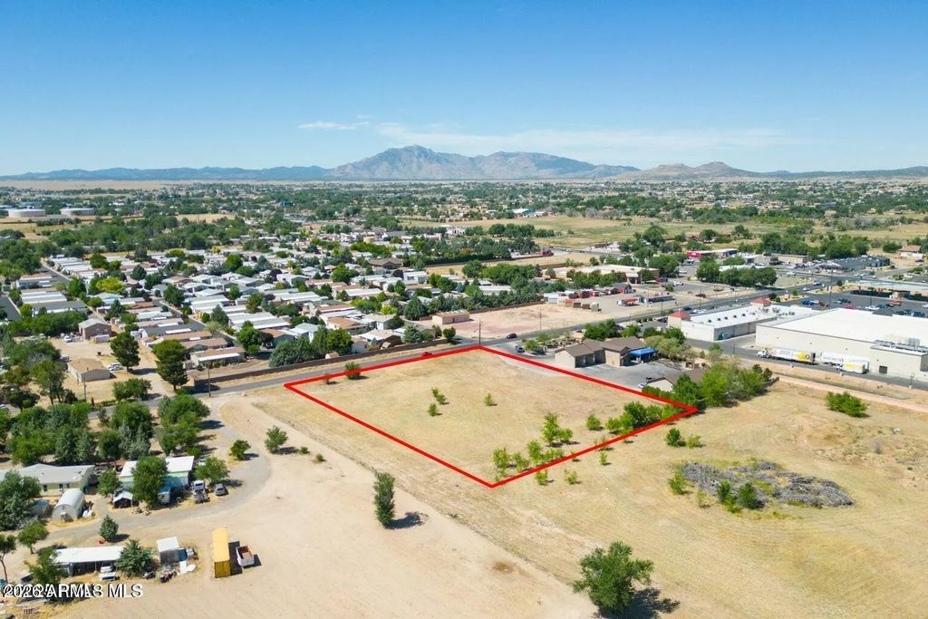 E Road 2 North Road (unit -), Chino Valley