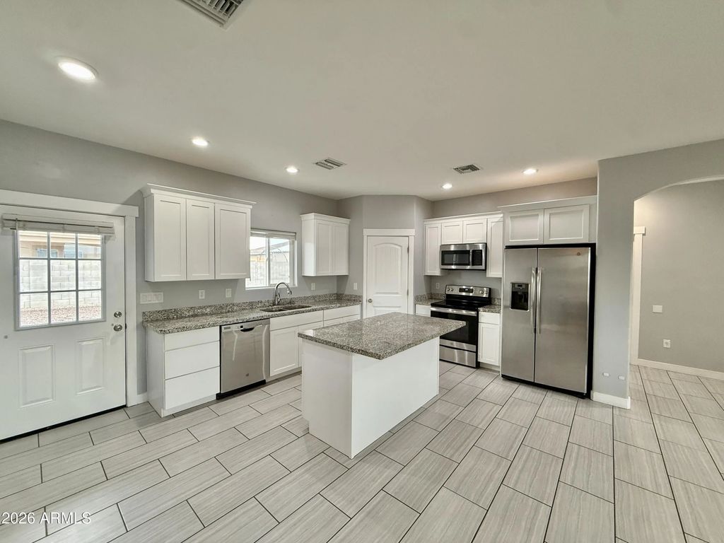 1826 N Porter Lane, Thatcher