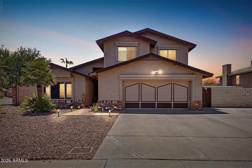 3933 W Saguaro Park Lane, Glendale