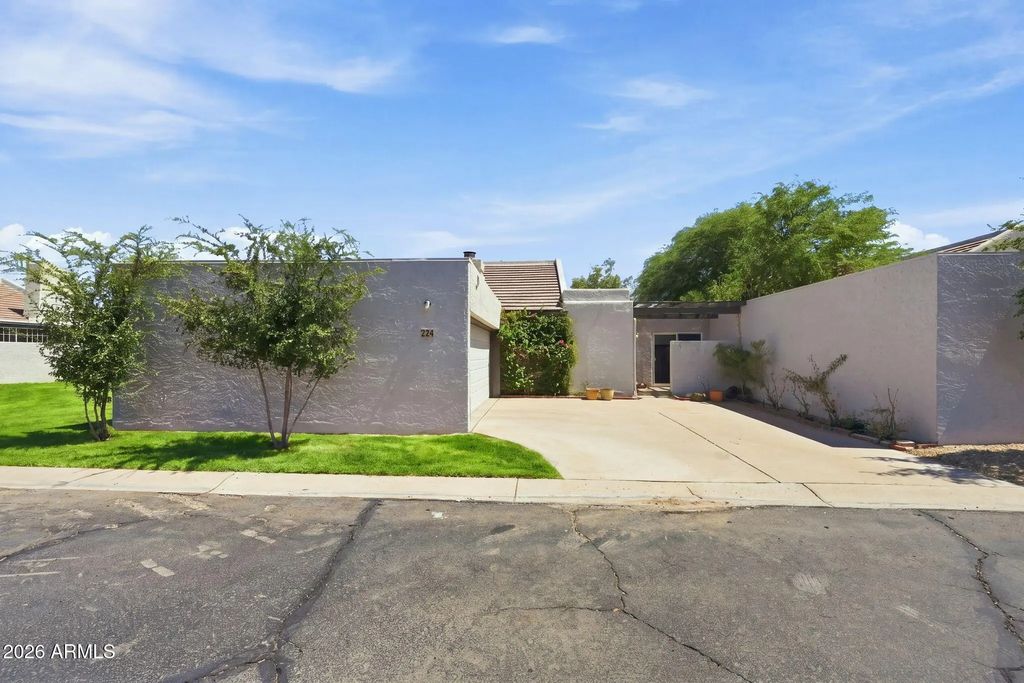 324 E Ambassador Drive, Tempe