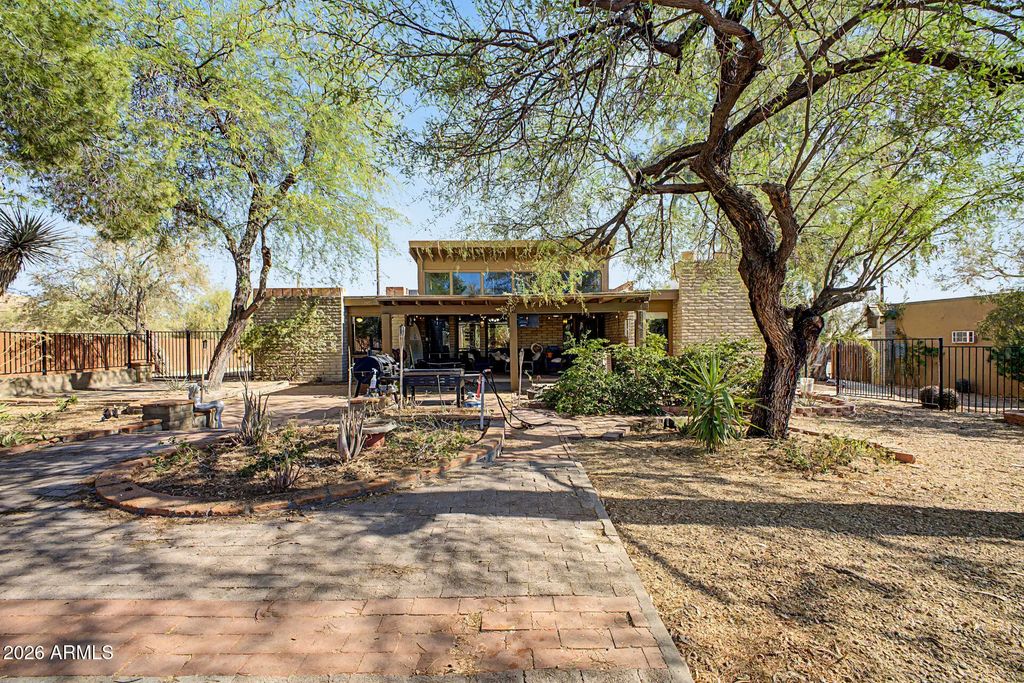 6510 E Dixileta Drive, Cave Creek