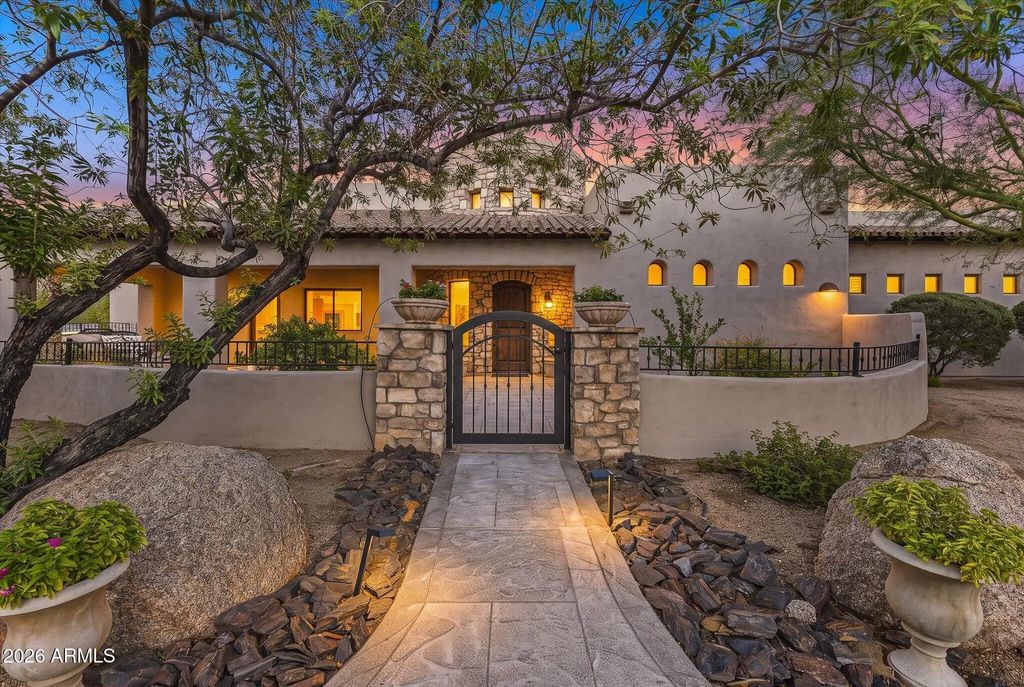 7621 E Dixileta Drive, Scottsdale