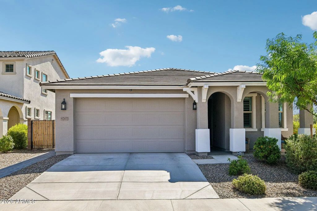5707 S Veneto, Mesa