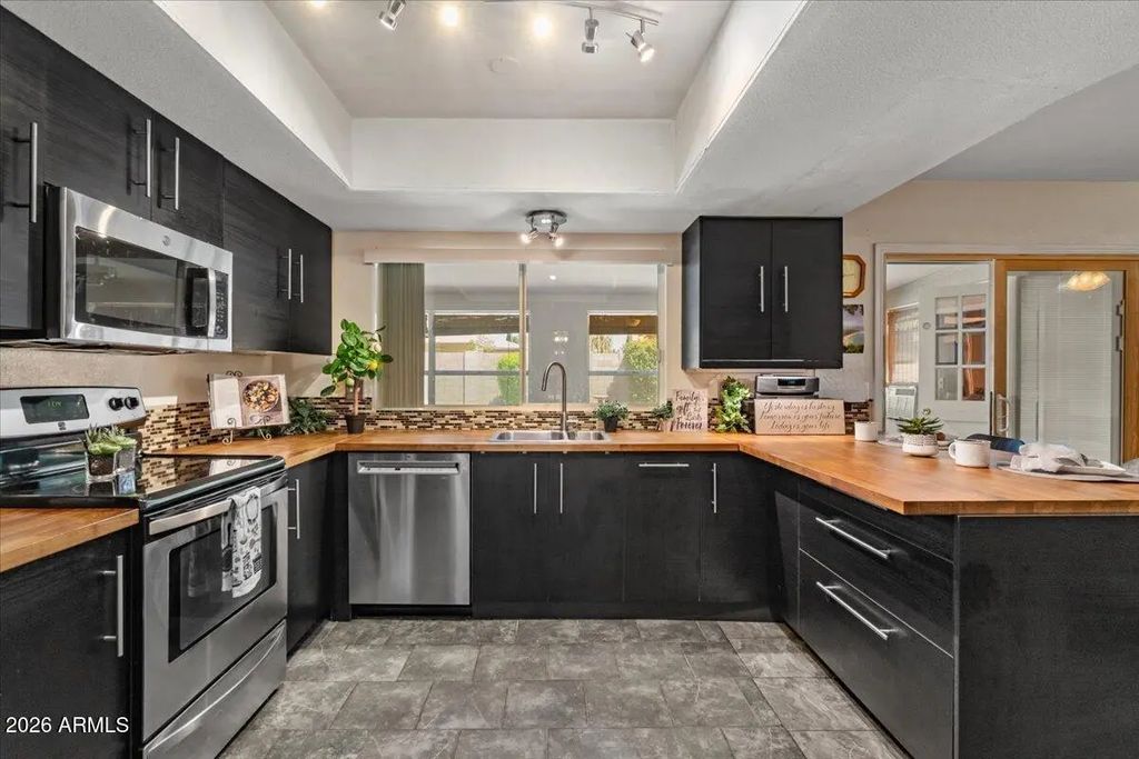908 W Laguna Azul Avenue, Mesa