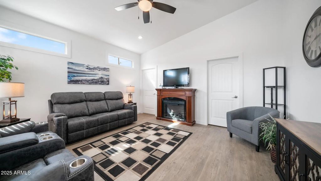 724 Emerald Drive, Apache Junction