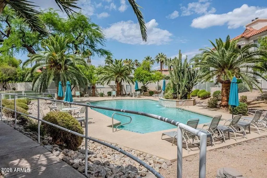 10401 N 52nd Street (unit 205), Paradise Valley