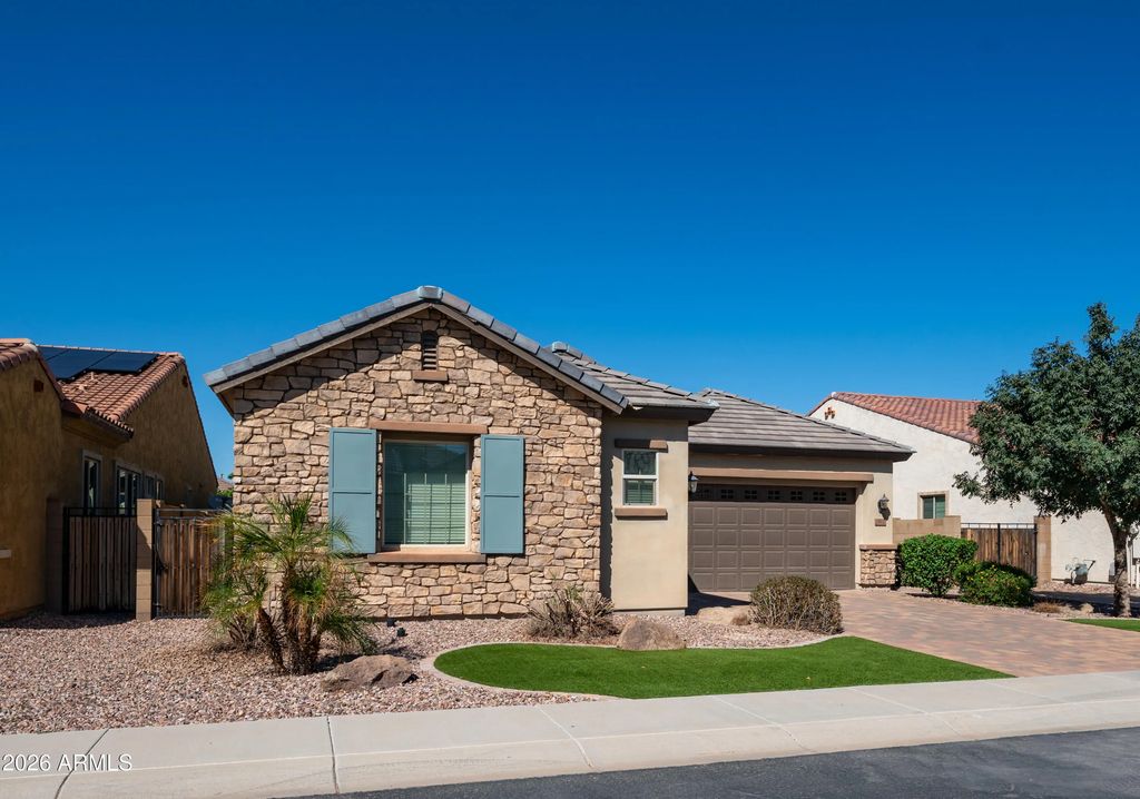902 E Horseshoe Place, Chandler