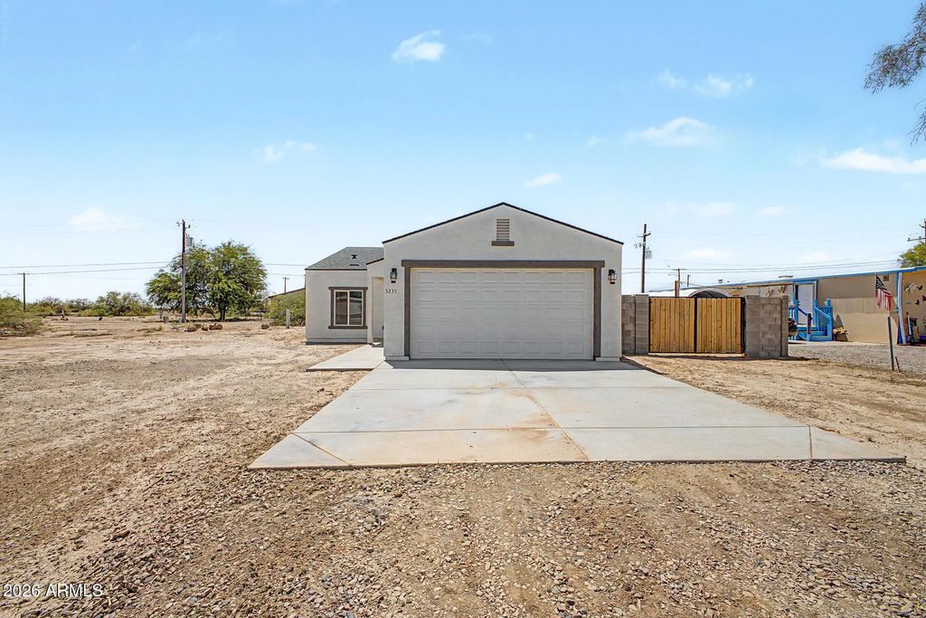 3235 W Vaquero Drive, Eloy