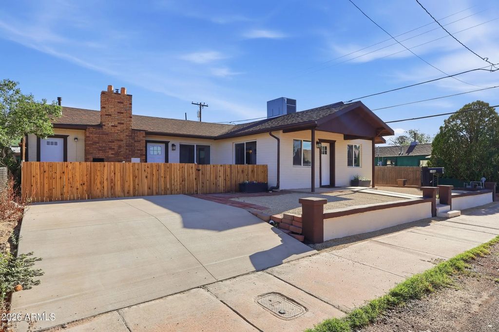 108 E Oak Street, Winslow