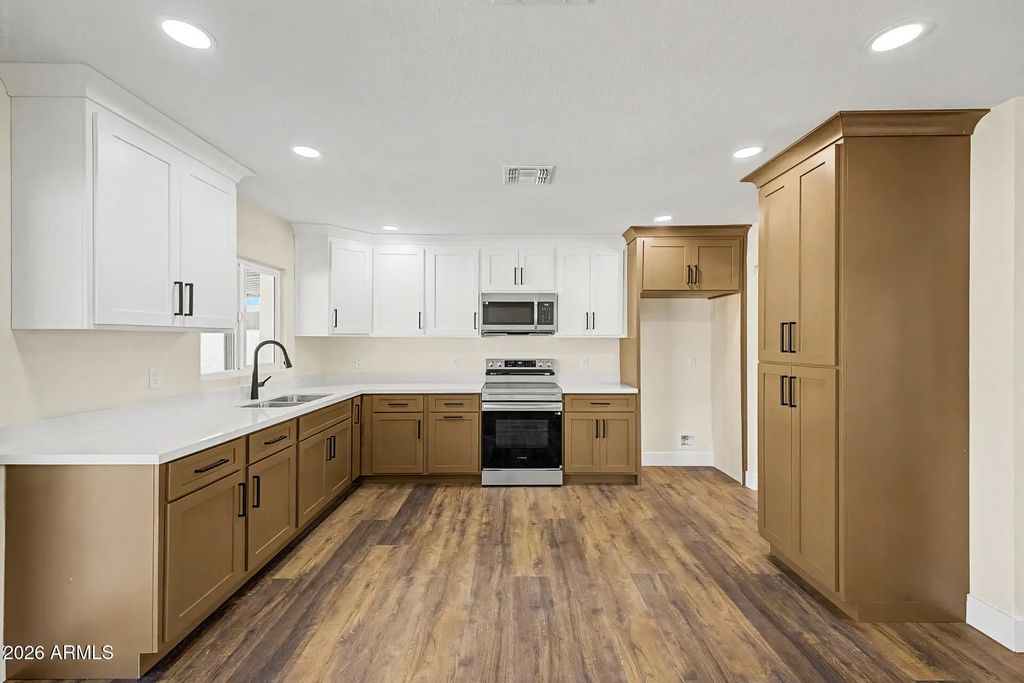 7750 W Clarendon Avenue, Phoenix