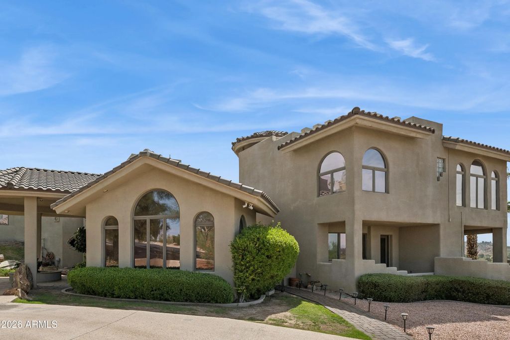 1121 E Country Gables Drive, Phoenix