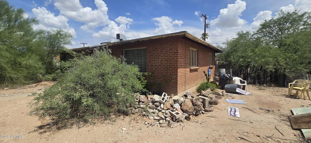 536 E Flores Street, Tucson