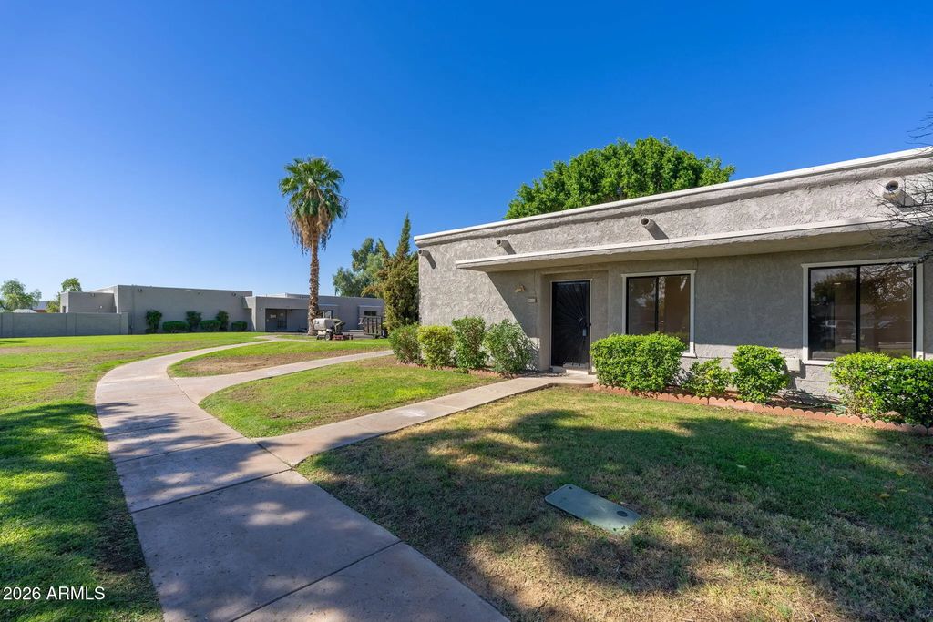8821 N New World Drive, Glendale