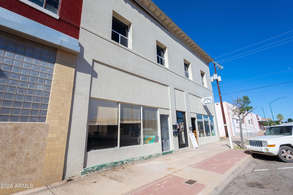 534 E 11th Street (unit B), Douglas