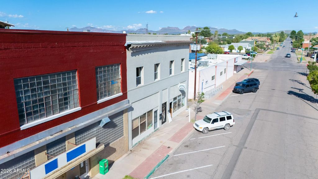 534 E 11th Street (unit C), Douglas