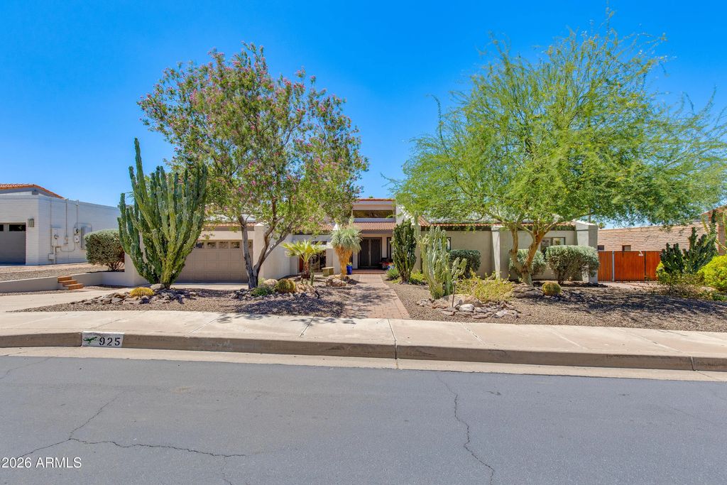 925 E Waltann Lane, Phoenix