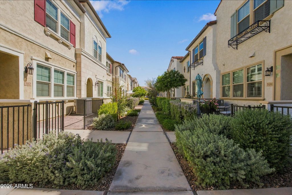 1821 E Bernie Lane (unit 104), Gilbert