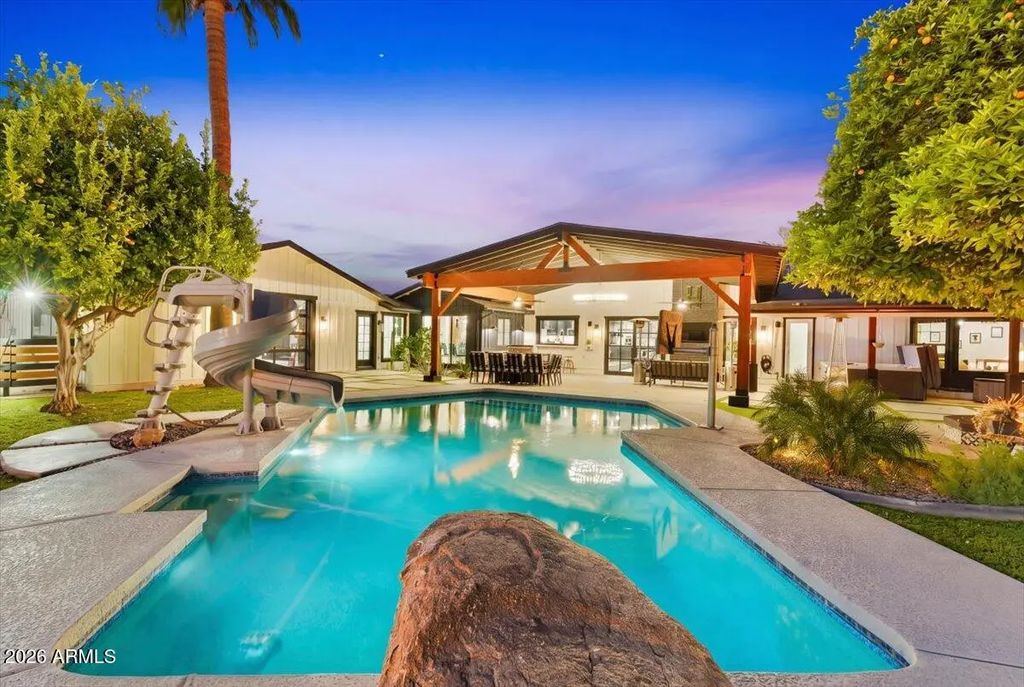 9026 N 67th Street N, Paradise Valley