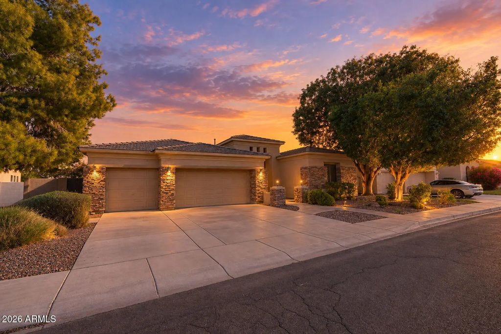 462 W Carob Drive, Chandler