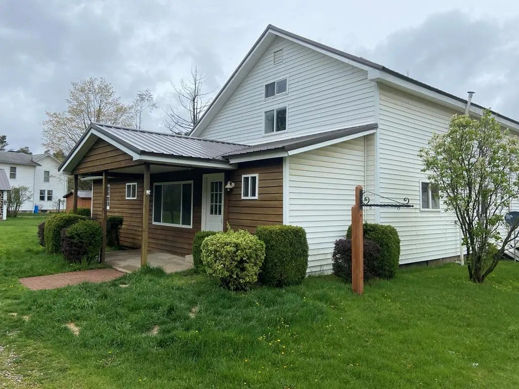 4659 Forest Road- Back, Vowinckel