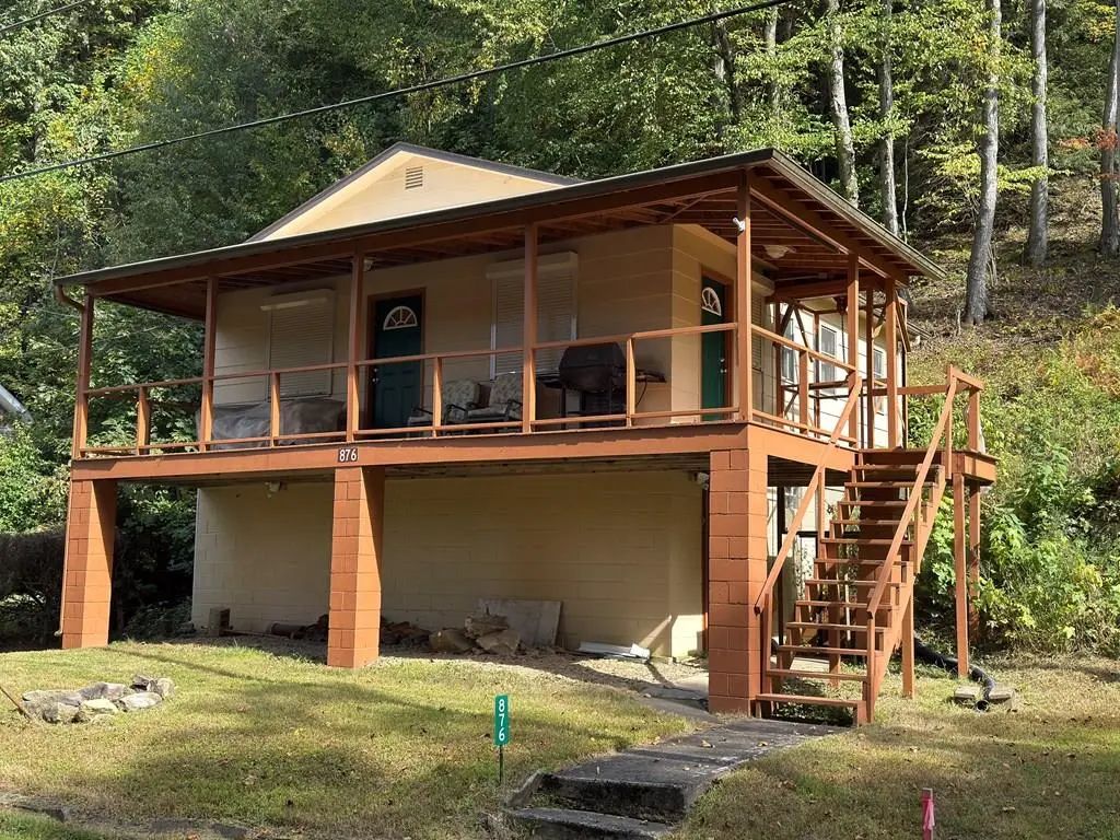 876 Tunnel Road , Kennerdell
