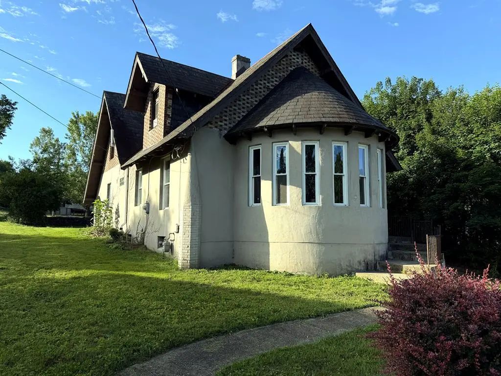 807 Robinson, East Brady