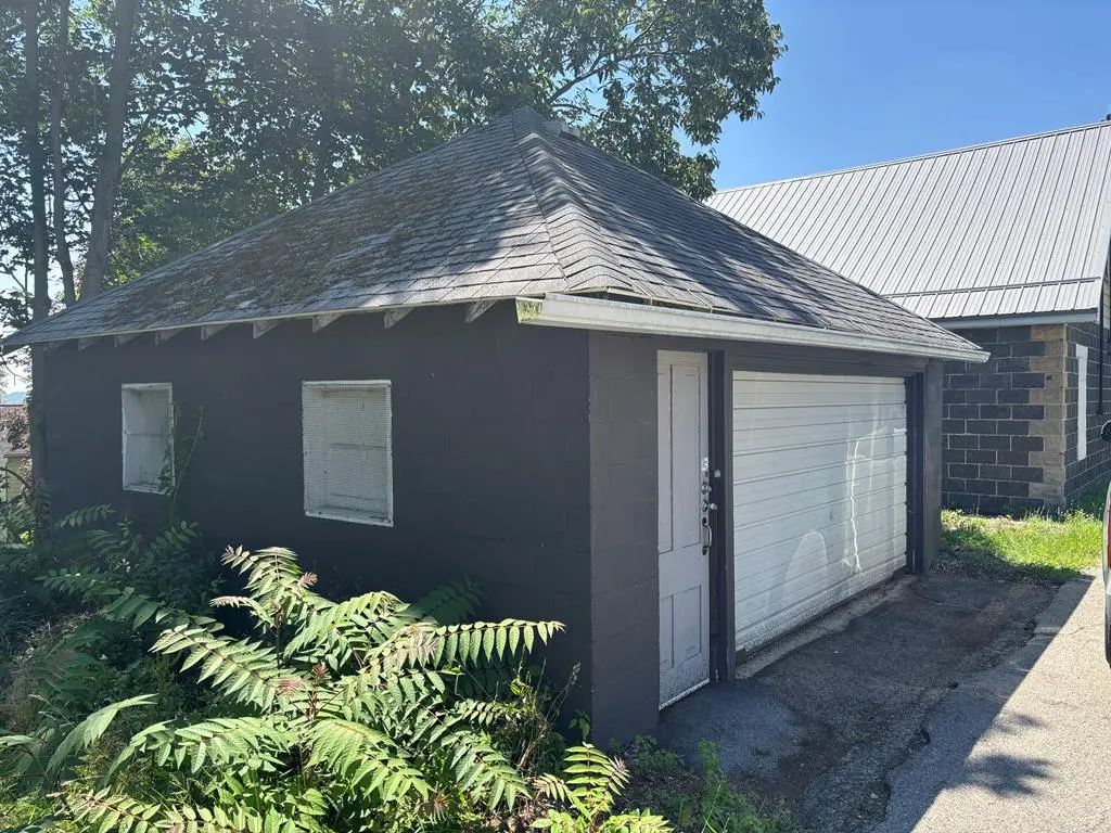 527 South Street Garage, Clarion