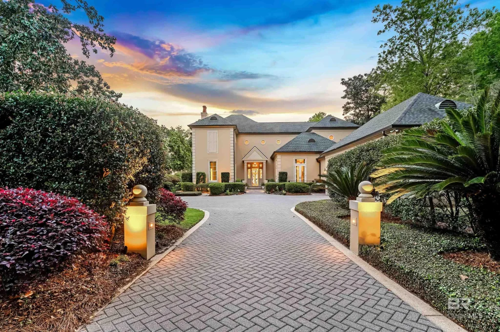 437 Village Drive, Daphne