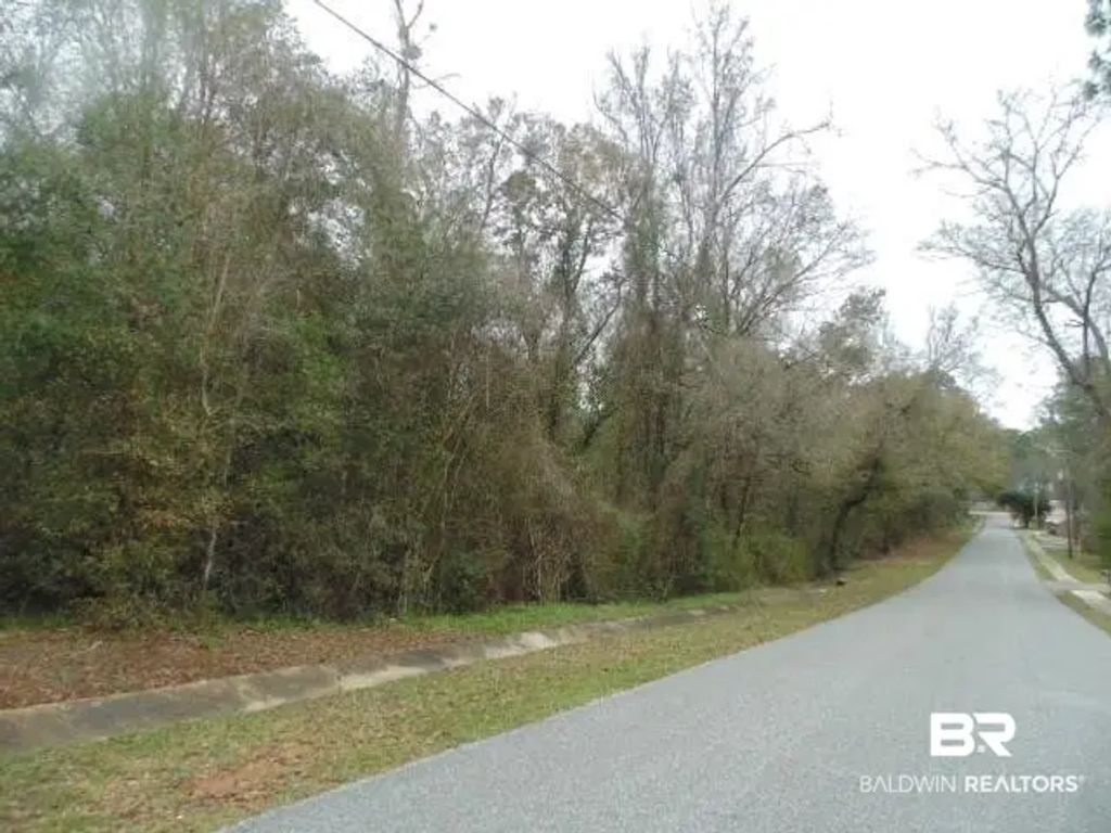 Locke Lane, Daphne