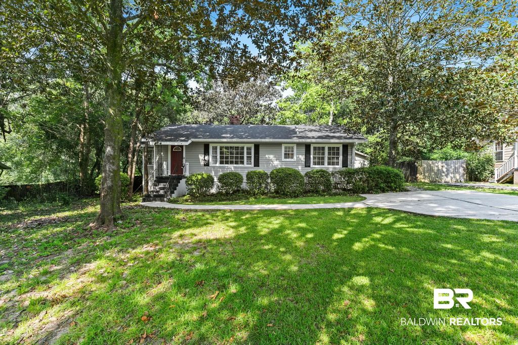 1009 W Pinewood Dr, Mobile