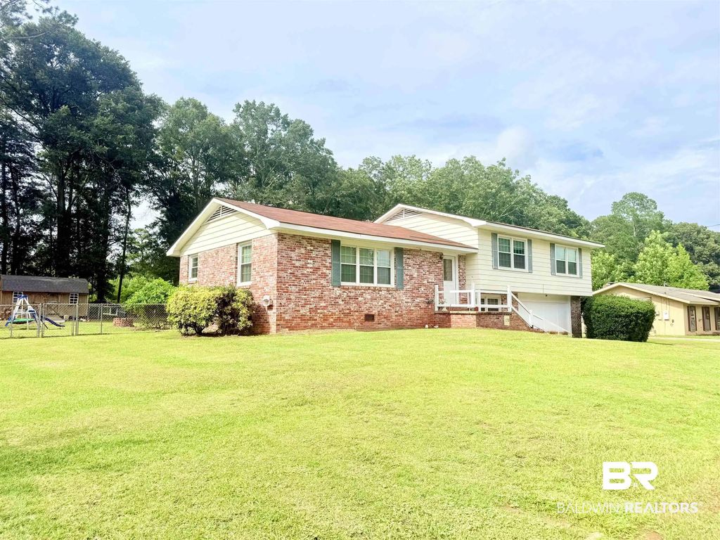 122 Daisy Road, Monroeville