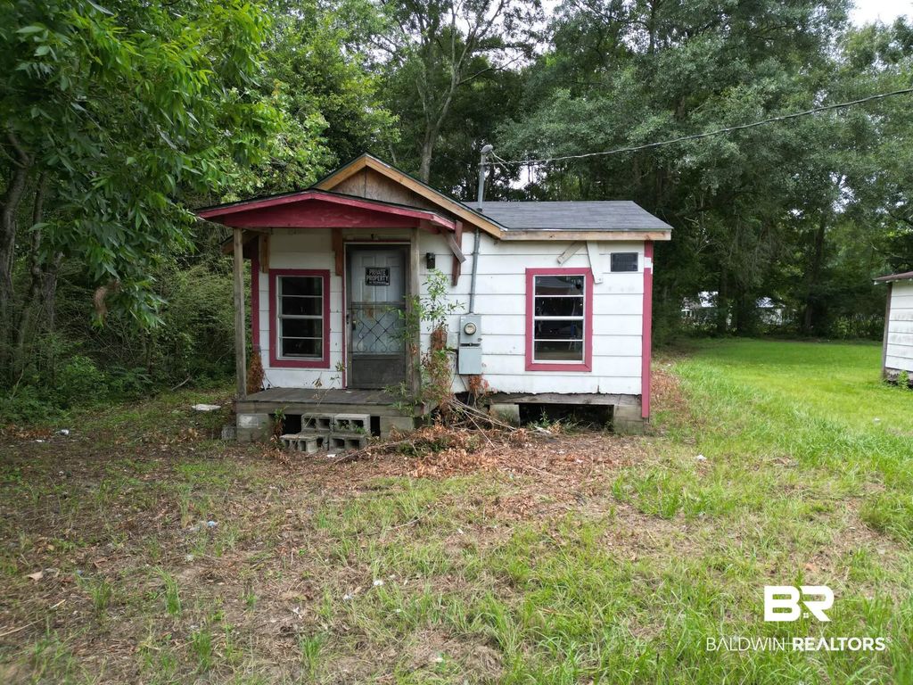 156 4th St 156, Atmore