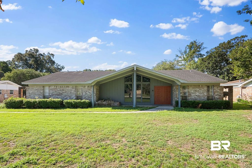 504 N Vaughn Dr, Satsuma