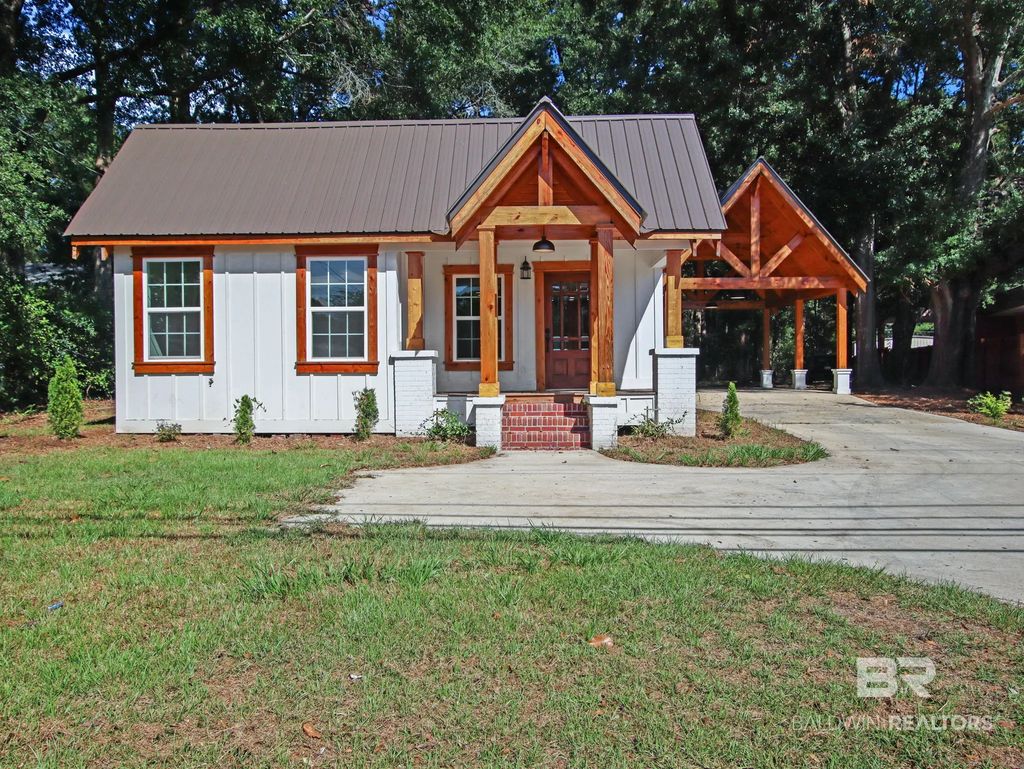 613 Forrest Avenue, Brewton