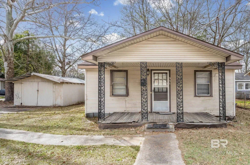 351 Kansas Street, Chickasaw