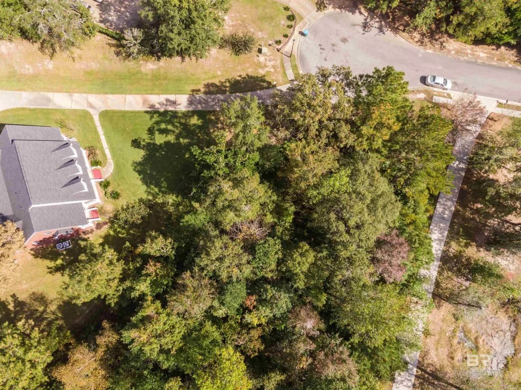 Charleston Court, Saraland