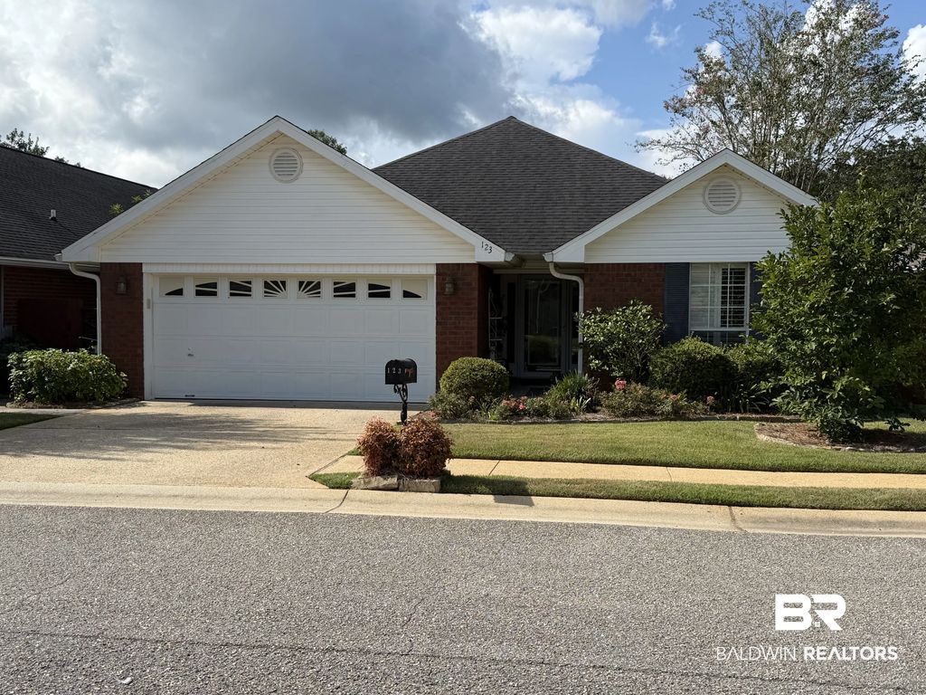 123 Cypress Ln, Fairhope