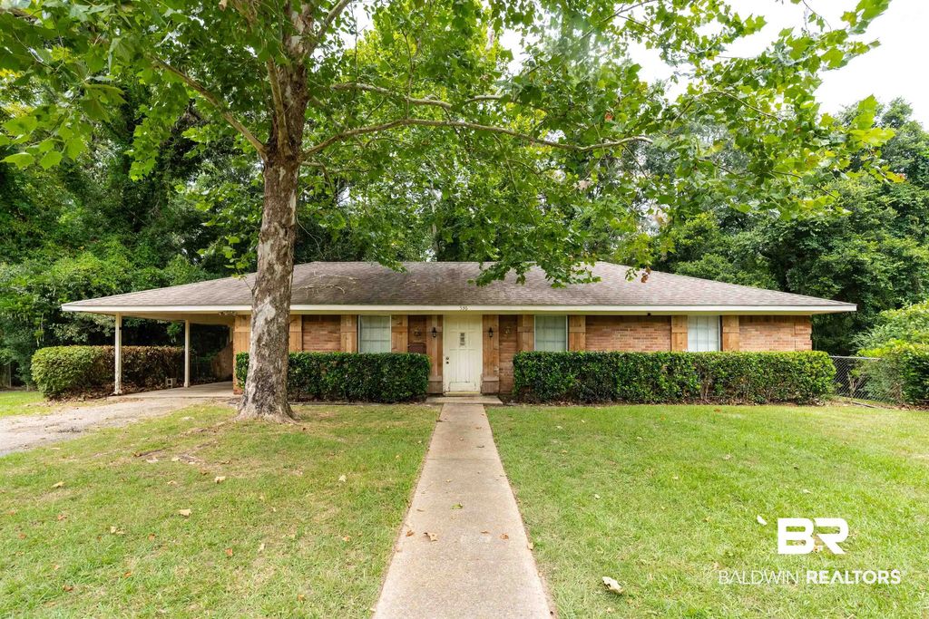 536 Woodlore Drive, Chickasaw