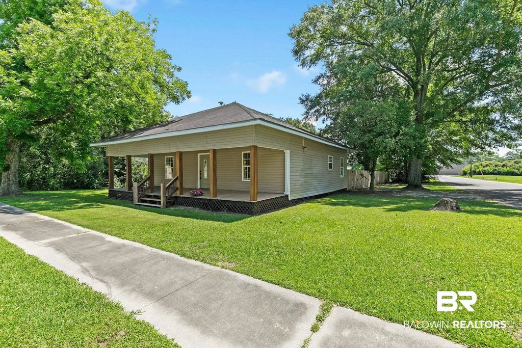211 S Presley Street, Atmore