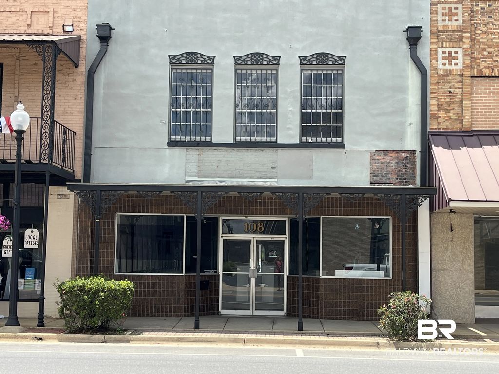108 S Main St, Atmore