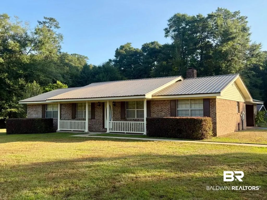 1020 Wolf Log Rd, Flomaton