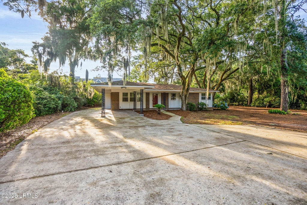 1711 Narcissus Lane, Beaufort