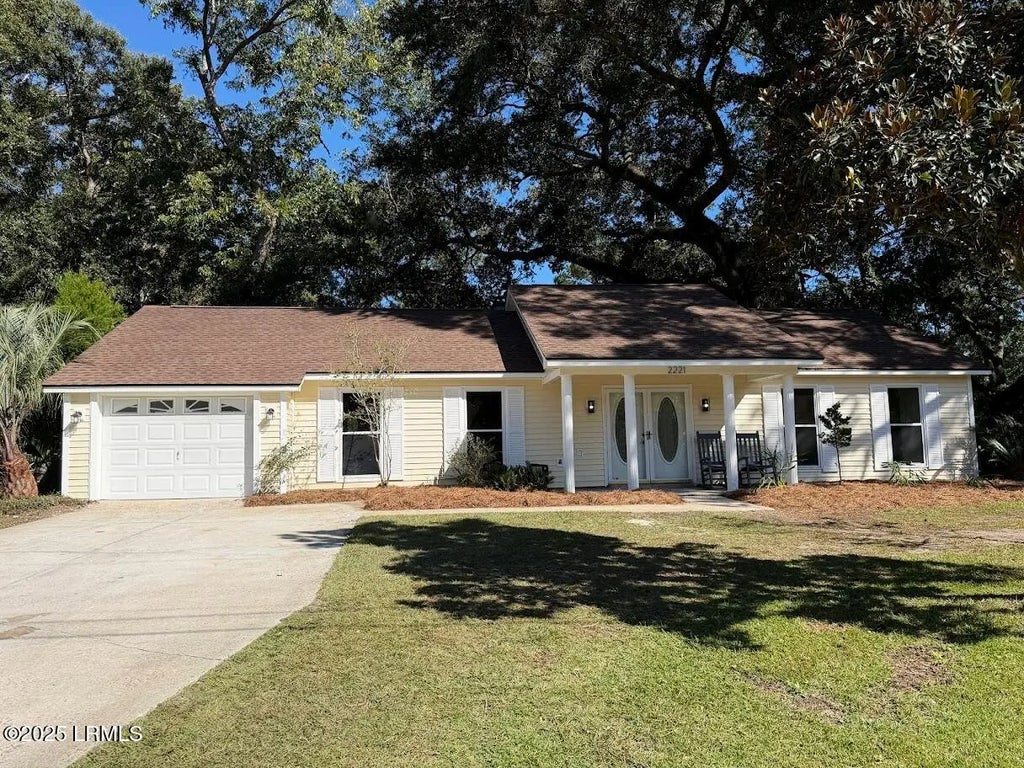 2221 Salem Drive E, Beaufort