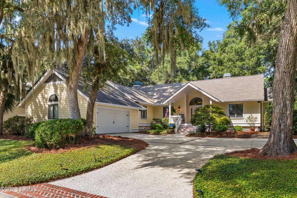 718 Island Circle E, St. Helena Island