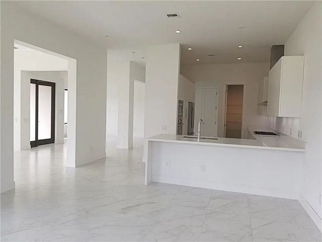 2 of 9 - 5939 Brookfield Circle #5939, Hollywood, FL