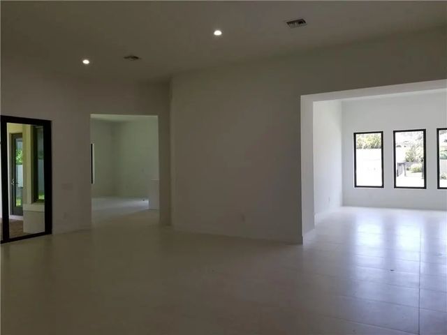 3 of 9 - 5786 Ashwood Circle, Fort Lauderdale, FL