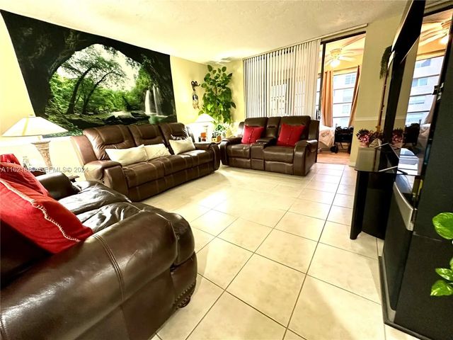 3 of 13 - 2831 Somerset Drive #206, Lauderdale Lakes, FL